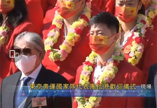 当天，抖森戴着小红帽和双层口罩，厚毛衣难挡胸肌，下身短裤搭长靴，造型保暖不失时尚。
